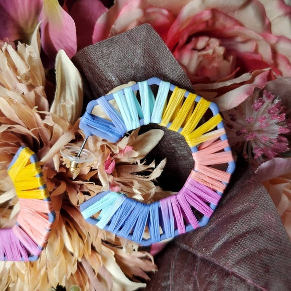 NWT Pastel Octogonal Raffia Open Hoop Earrings - Picture 9 of 14